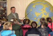 О.С.Болтенко ознайомлює школярів з глобусом Місяця