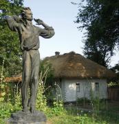 Пам'ятник О. Довженку біля будинку-музею на його батьківщині у с. Сосниця