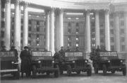 Розвідники штабу 1-го Українського фронту перед будинком ЦК КП(б)У на своїх джипах Вілліс, 6 листопада 1943 р.