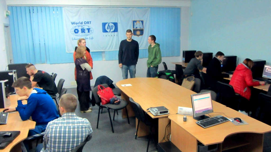 Навчання під час Години коду у Славутицькій філії, 2015 р.
