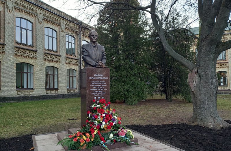 возле КПИ установили памятник Борису Патону