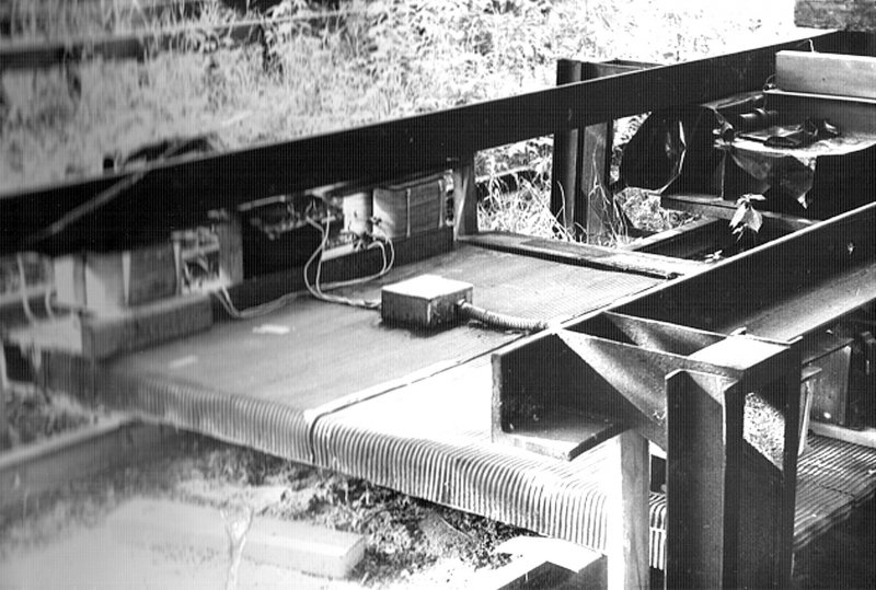 Фото 3. Макет транспортної платформи з 4-точковим електромагнітним підвісом (дослідна ділянка КПІ, 1977 р.)