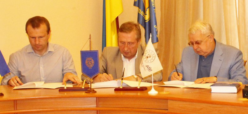 Зліва направо В. Гнат, М. Згуровський, В. Андрущенко