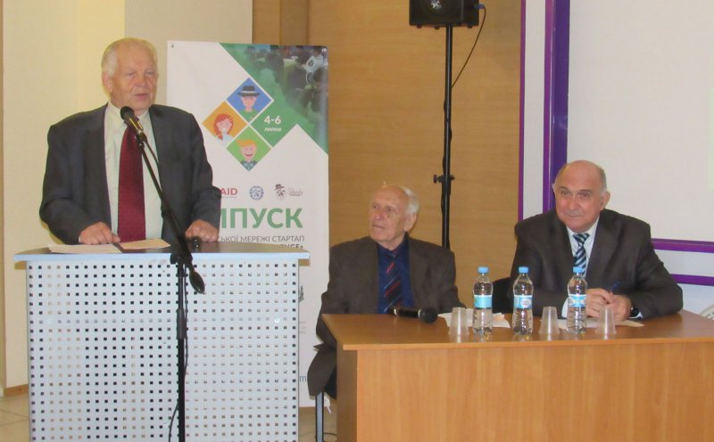 Михайло Ільченко вітає учасників конференції