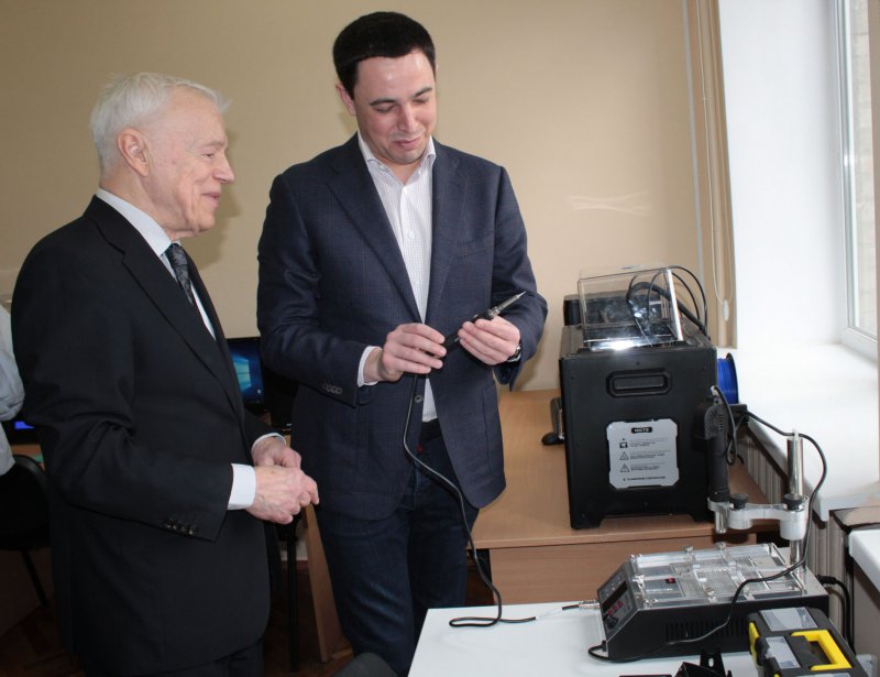 Ю. Якименко та В. Прокопів на відкритті дитячої школи мікроелектроніки Lampa Kids
