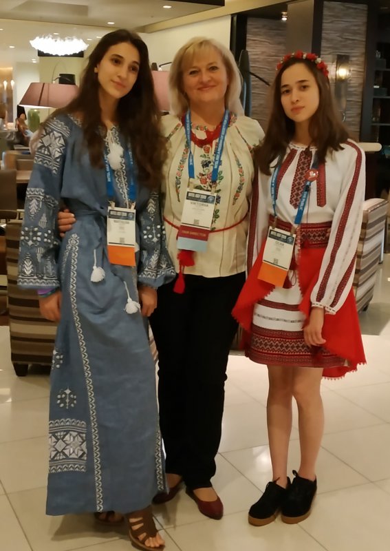 Вікторія Попова з фіналістками конкурсу Intel ISEF (м. Фенікс, США)