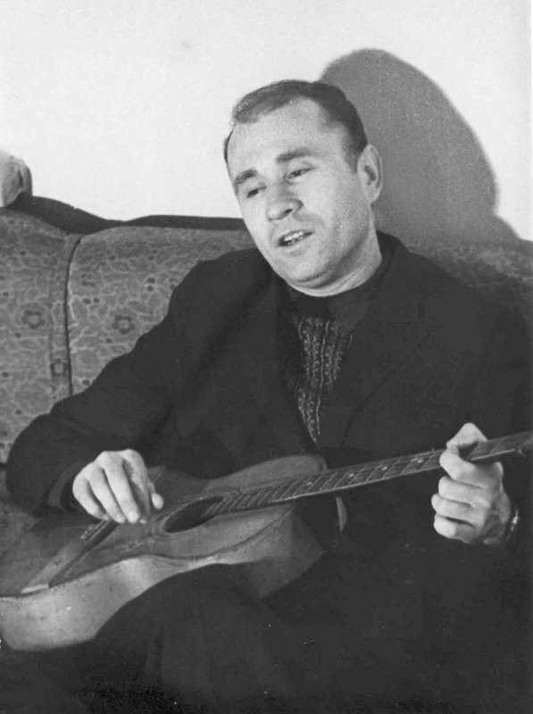Володимир Чубинський з гітарою