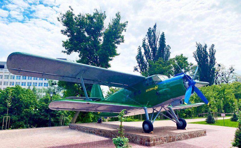 Самолет Ан-2, установленный в сквере имени Пионеров авиации КПИ им. Игоря Сикорского в мае 2021 г.