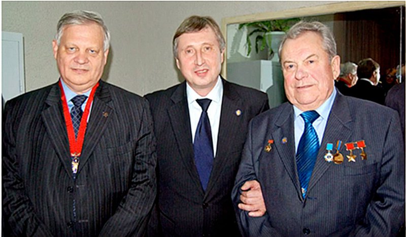 Зліва направо генеральний директор НКАУ Ю.С. Алексєєв, ректор КПІ М.З. Згуровський, П.Р. Попович у КПІ, 2007 р.