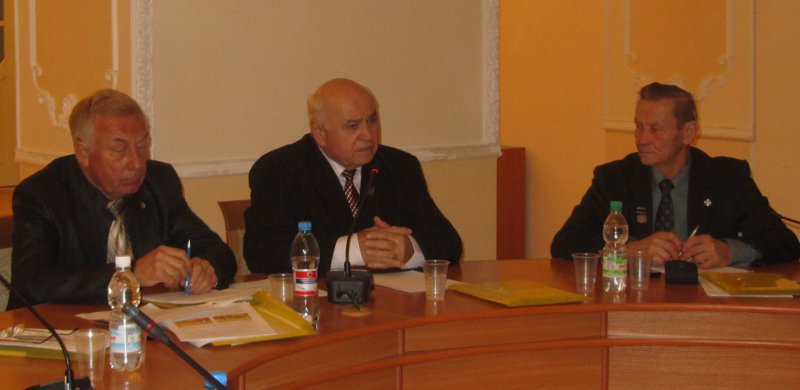 Круглий стіл: Зліва направо М.М.Філатов, І.І.Олійник, О.С.Болтенко