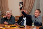 Олег Шуман (випускник КПІ) демонструє розробки своєї фірми Rig Expert - прилад для налаштування антен