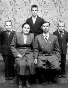 Сім я Каденюків  мати з батьком, Леонід (ліворуч), брат-близнюк Сергій та старший брат Володимир