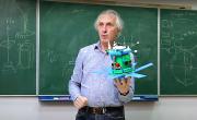 Сергій Пуха демонструє модель мікросупутника