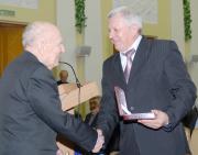 Академік Б.Є.Патон (ліворуч) вручає нагороду В.С. Антонюку